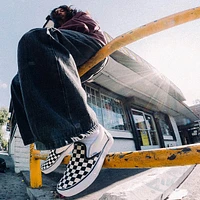 Chaussure de skate sans lacets Vans à motif en damier - Noire / Blanche