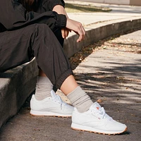 Chaussure athlétique Reebok Classic en cuir pour femmes - Blanche / Gomme