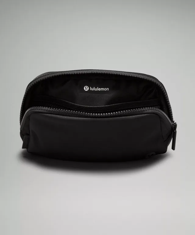  Lululemon Athletica Everywhere Fleece Belt Bag (Black)