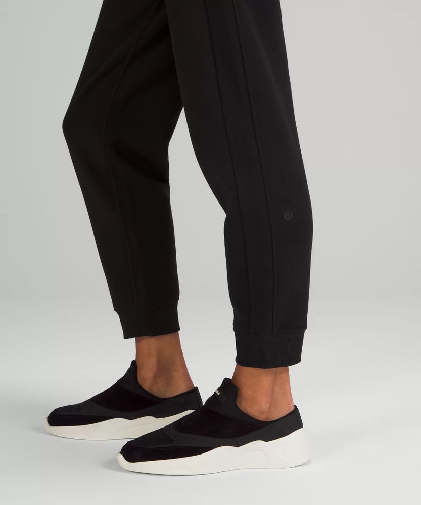 Lululemon outlet in Rosemont (Chicago) has a great selection of scuba  joggers for $39! : r/lululemon