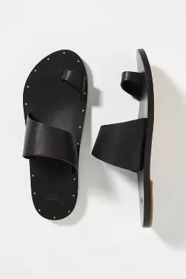 beek Finch Toe-Loop Sandals