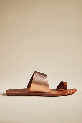beek Finch Toe-Loop Sandals