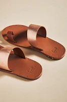beek Finch Toe-Loop Sandals