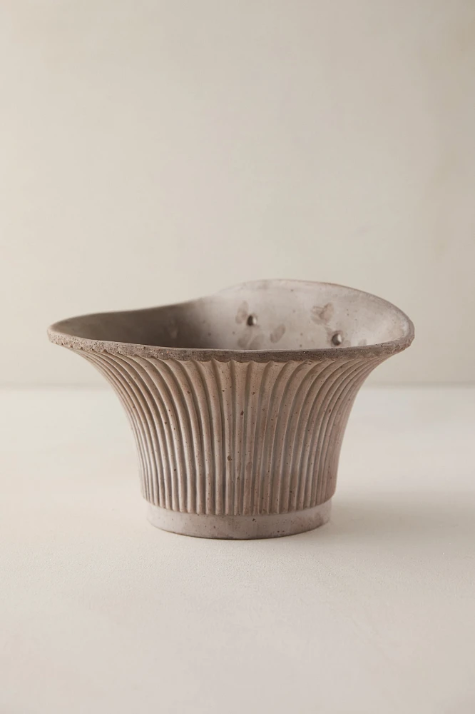Bergs Fluted Hanging Wall Pot