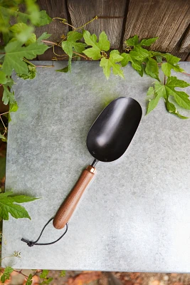 Barebones Garden Scoop