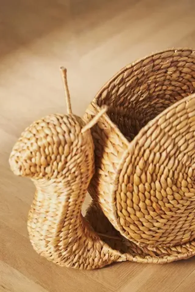 Small wicker snail basket with lid