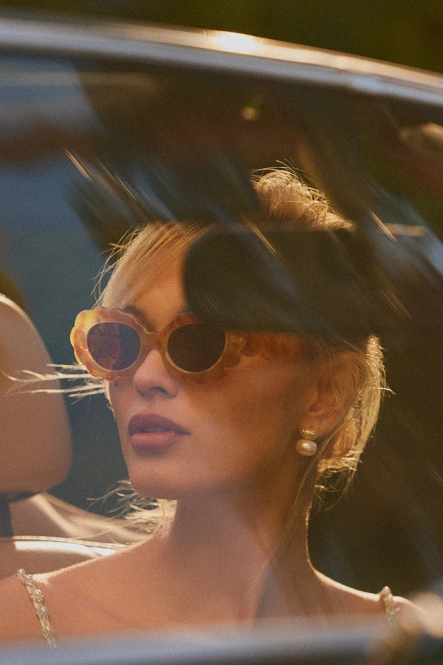 By Anthropologie Scallop Warm Tortoise Sunglasses at  display picture 1