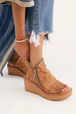 Hazel Zip Wedges