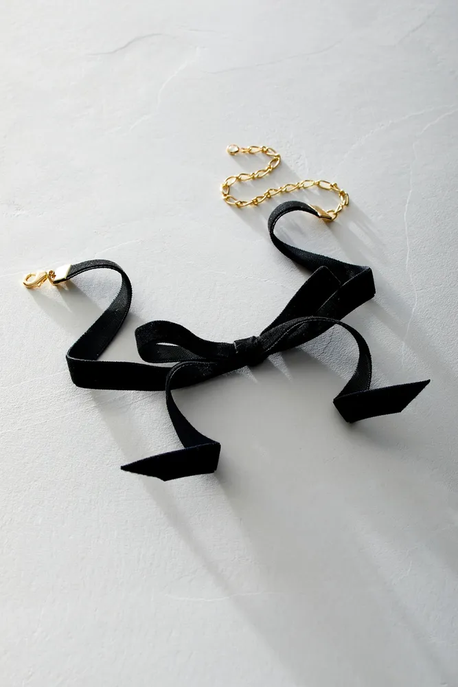 Velvet bow choker