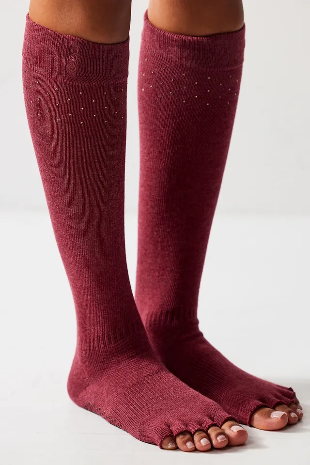 Full Toe Scrunch Knee High Grip Socks – ToeSox, Tavi