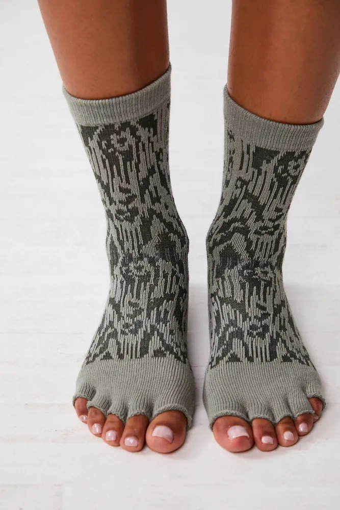 Toesox Crew Cactus Ikat Grip Socks