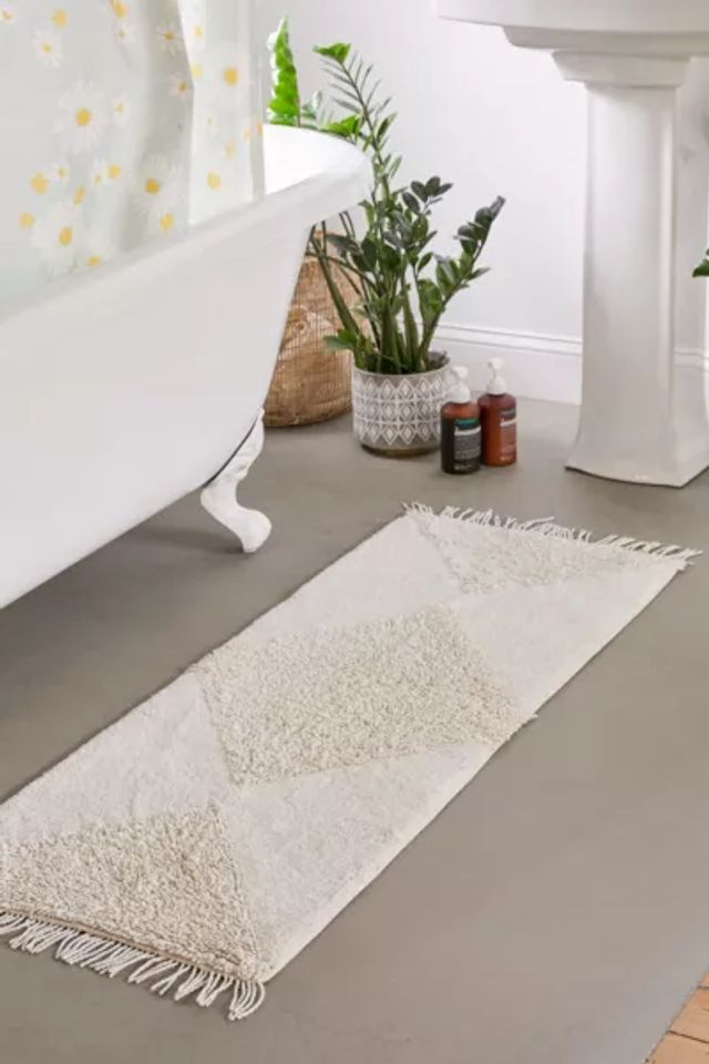 Orlie Tufted Runner Bath Mat  Urban Outfitters Mexico - Clothing