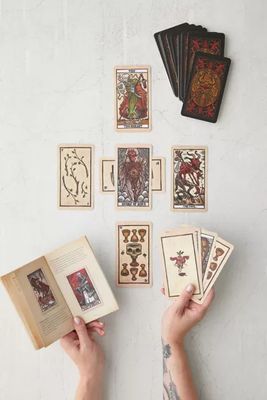 Tarot del Toro: A Tarot Deck and Guidebook Inspired by the World of Guillermo del Toro By Tomás Hijo