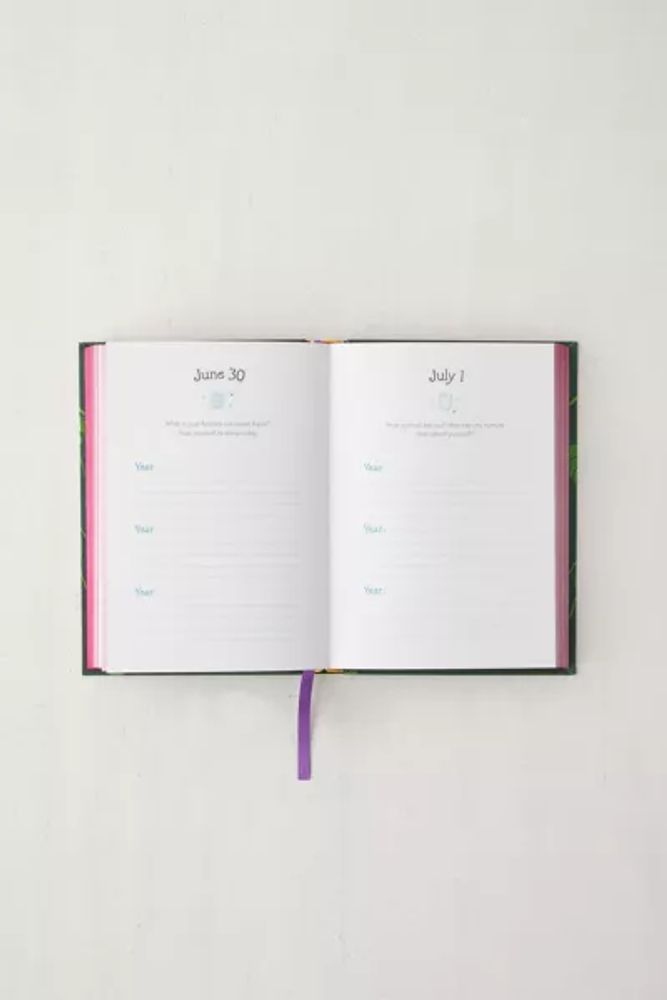 One Question A Day For Self-Care: A Three-Year Journal: Daily Check-Ins For Emotional Well-Being By Aimee Chase