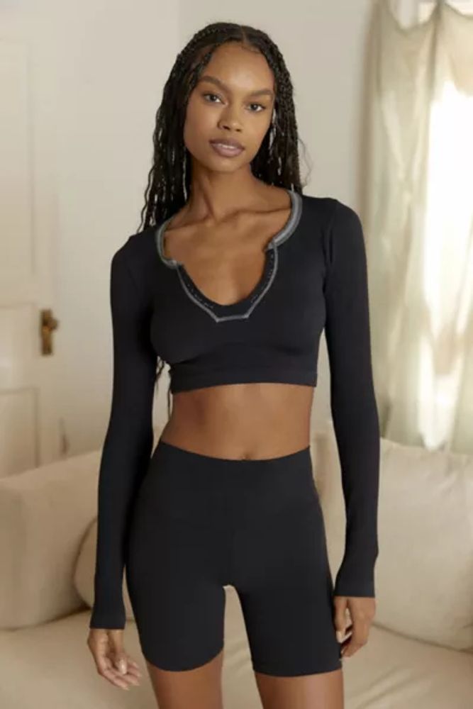 URBAN OUTFITTERS OUT FROM UNDER VIOLETTA SEAMLESS BLACK CUTOUT BRA TOP SIXE  M-L