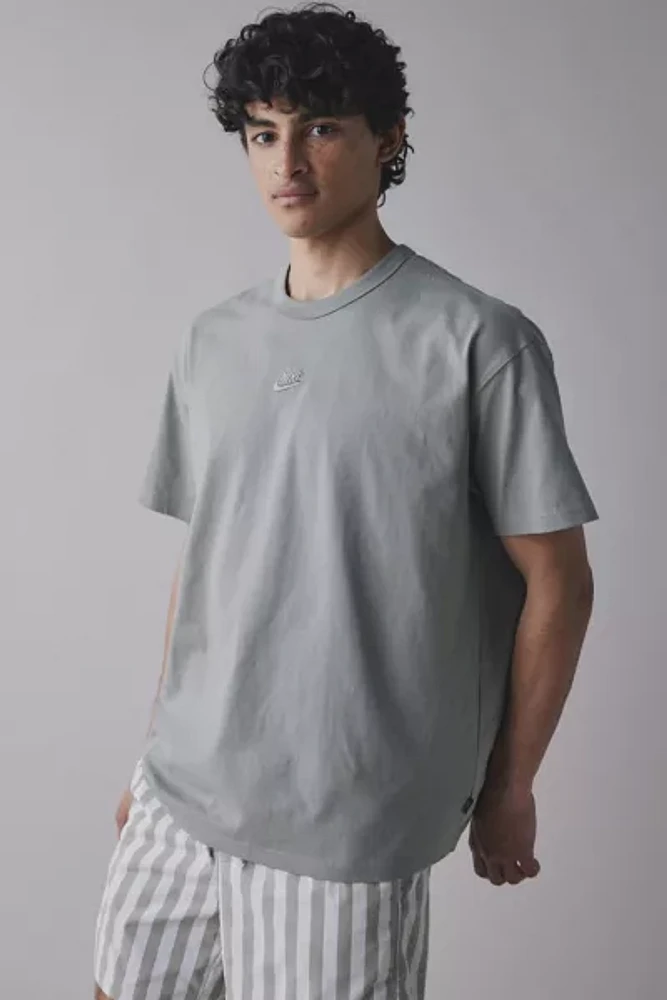 Nike Sportswear Premium Essential Logo Tee