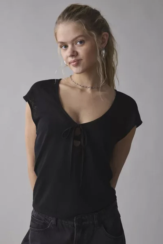 UO Zoe Keyhole Scoop Neck Cropped Top