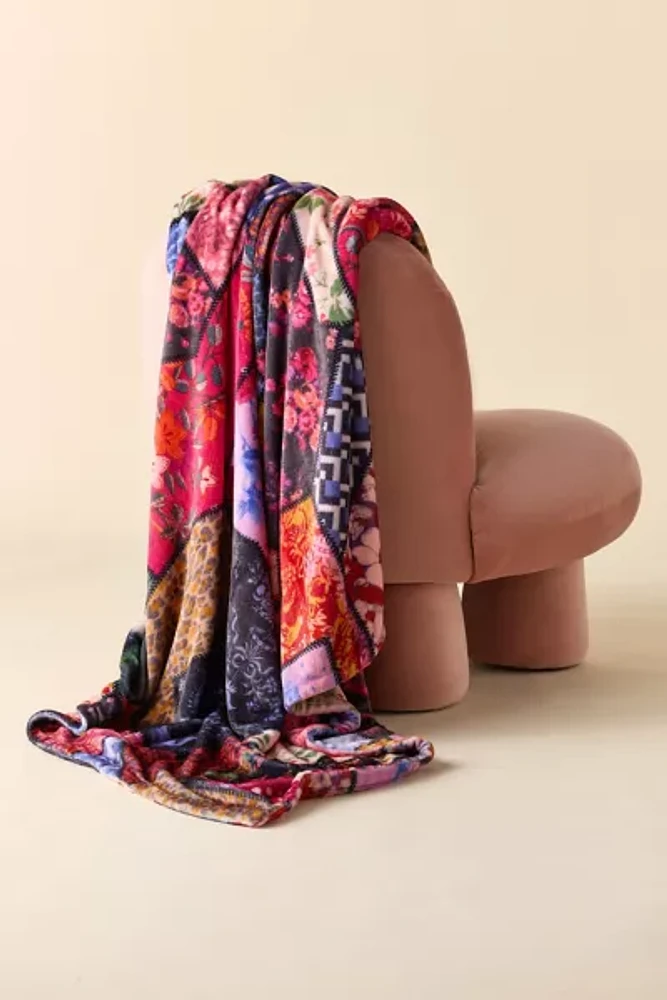 Cozy Logan Patterned Fleece Throw Blanket