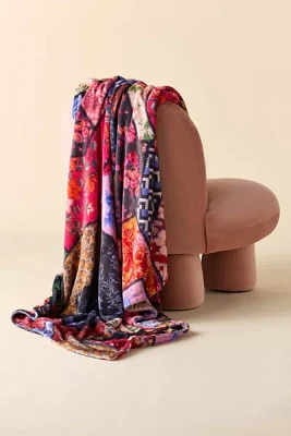 Cozy Logan Patterned Fleece Throw Blanket