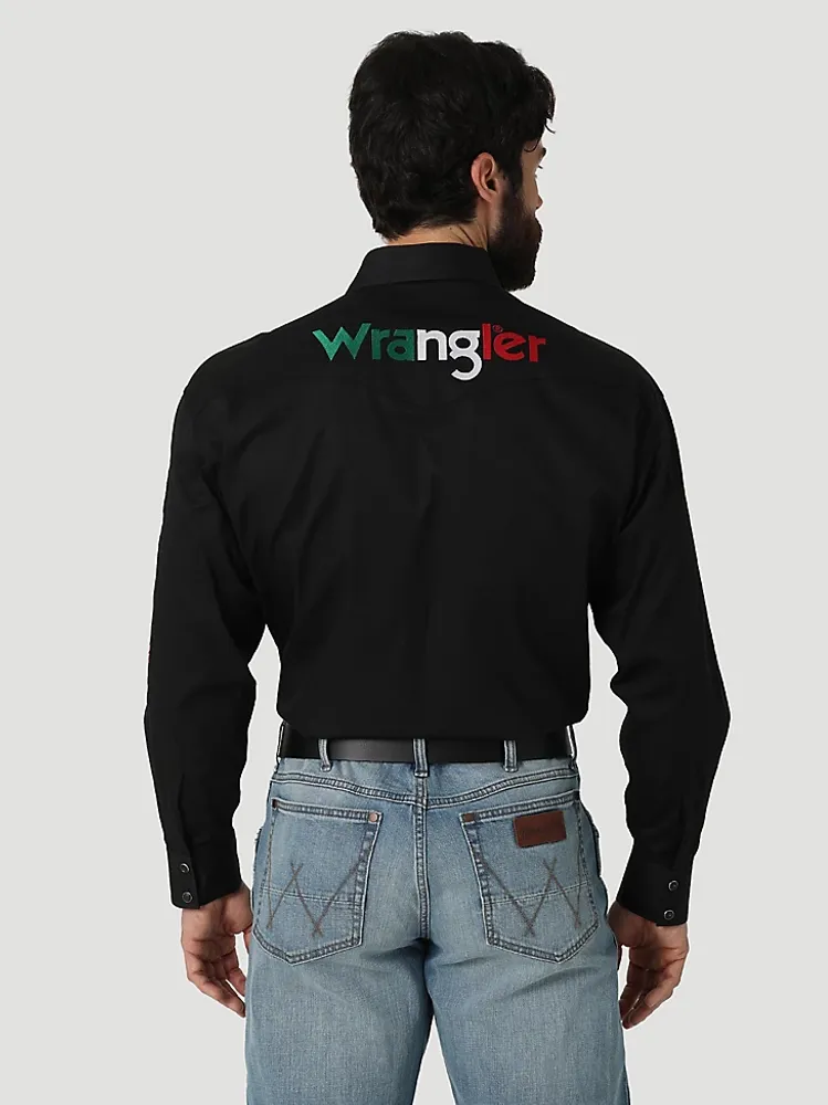 Men's Wrangler® Logo Long Sleeve Button Down Solid Shirt Black