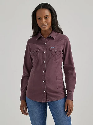 Women's Wrangler Retro® Long Sleeve Solid Western Snap Shirt Fudge