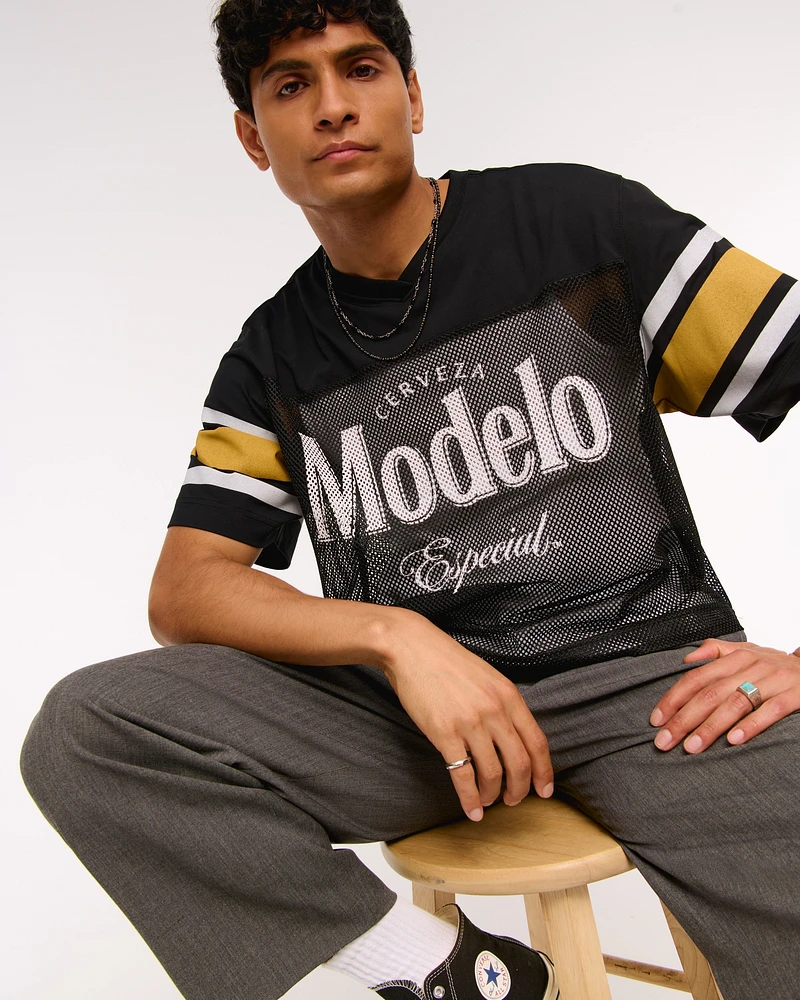 Modelo Cropped Football Jersey
