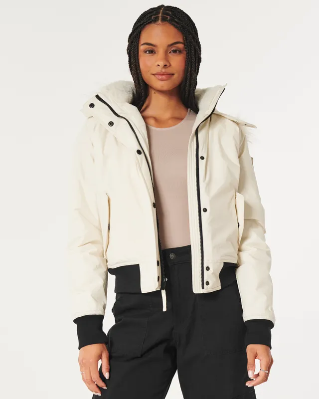 Hollister Co. - Look at this absolute unit. Not to be dramatic, but the all-weather  fleece in this jacket is ready to be the (super) hero of your winter  wardrobe. Shop Guys