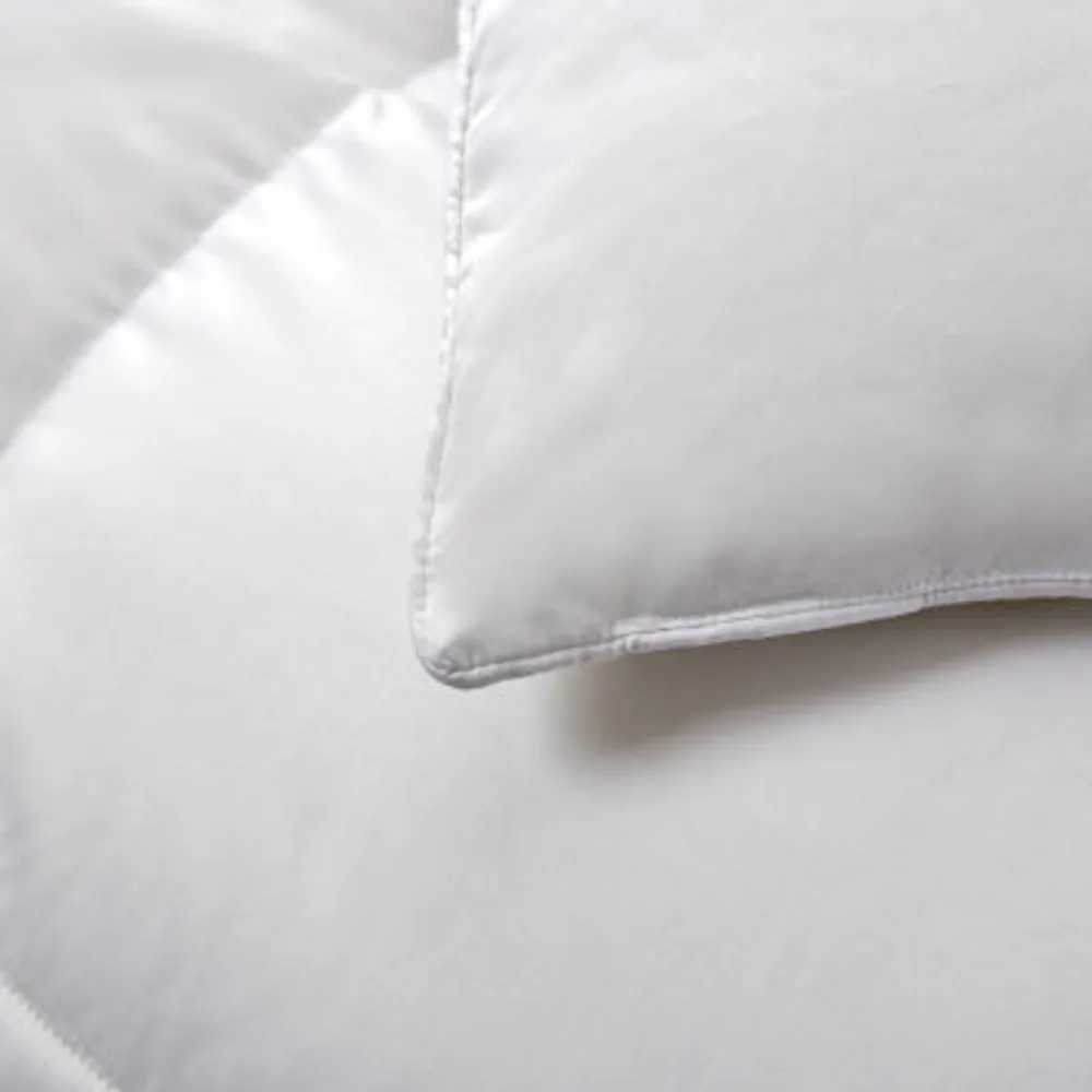 Serta 300 Thread Count Light Warmth White Down Fiber Comforter