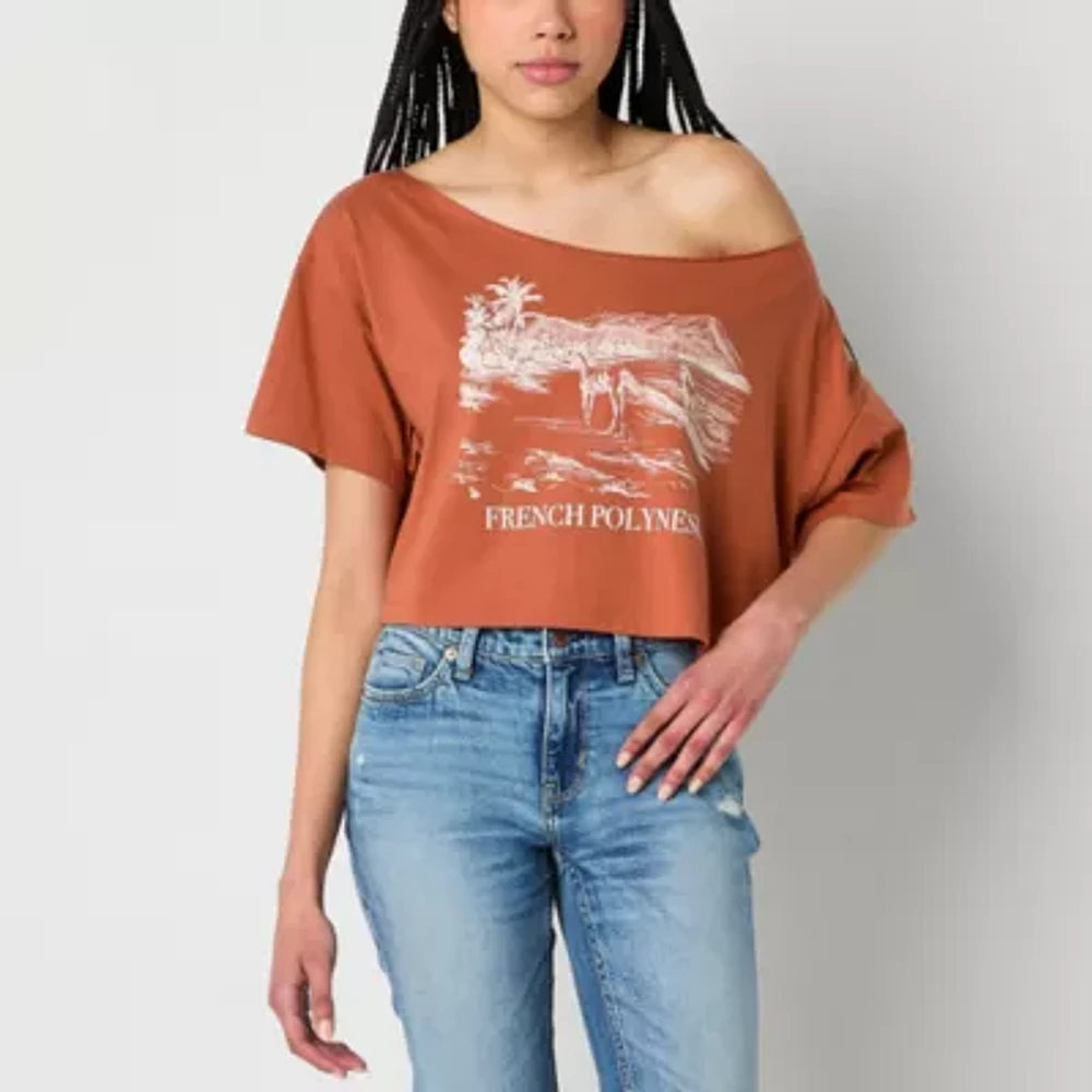 Arizona Juniors Off The Shoulder Womens Short Sleeve Graphic T-Shirt