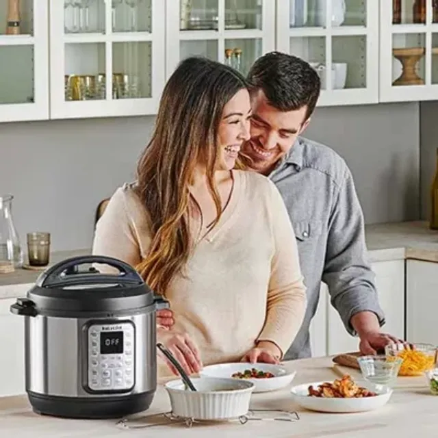 Farberware Programmable Digital Pressure Cooker 6 Qt. vs Instant Pot Duo  Evo Plus 10-in-1 Pressure Cooker: What is the difference?