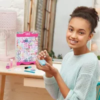 Three Cheers For Girls Graffiti: Cosmetic Wardrobe Kit