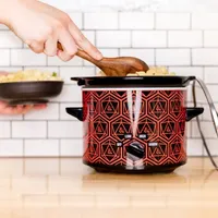 Uncanny Brands Dungeons and Dragons 2qt Slow Cooker - Cook With Your Favorite Classic Fantasy Game