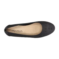 Easy Street Womens Jackie Closed Toe Ballet Flats