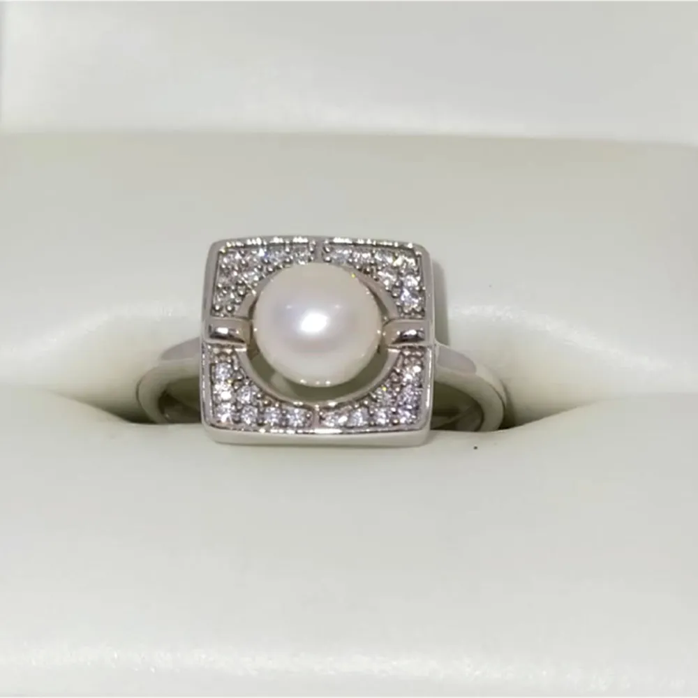 Anillo en oro blanco 14K con zirconias