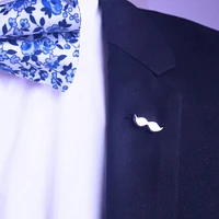 PIN MOUSTACHE OR BLANC 10K