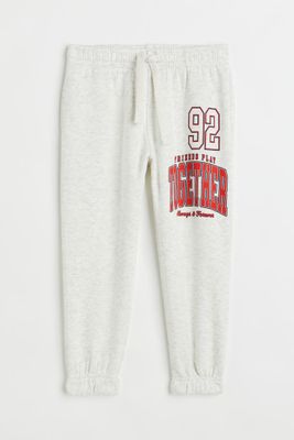 Joggers con diseño