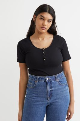Ribbed T-shirt with Buttons