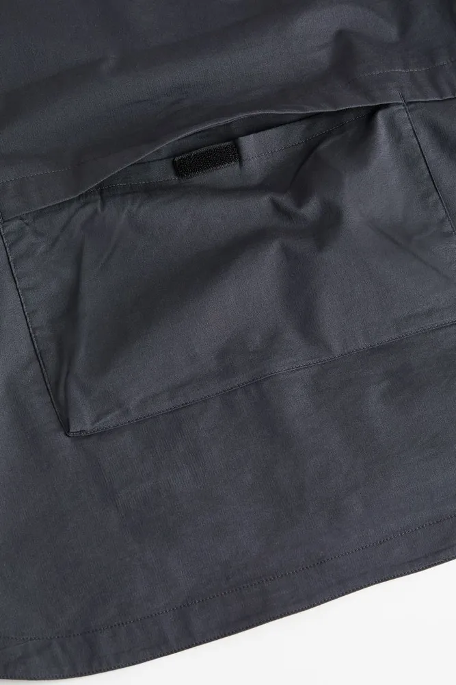 Water-repellent Shirt with Detachable Sleeves