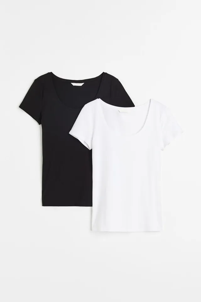 BDG Sammie V-neck Cutoff Cropped Tee in Black