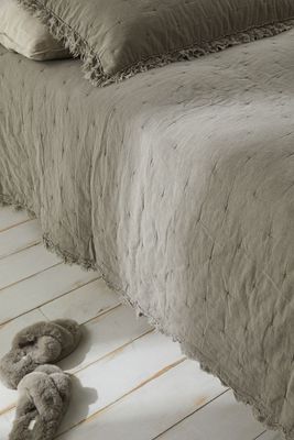 Ruffle-trimmed Bedspread