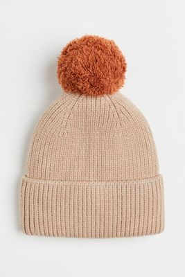 Bonnet en maille côtelée avec pompon