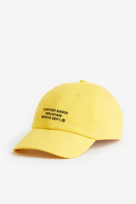 Gorra con diseño bordado