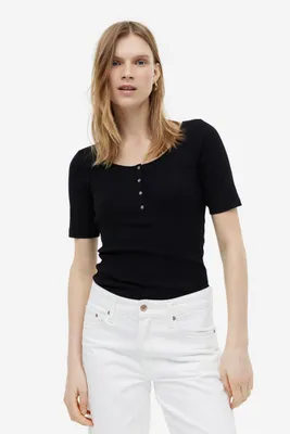 Ribbed T-shirt with Buttons