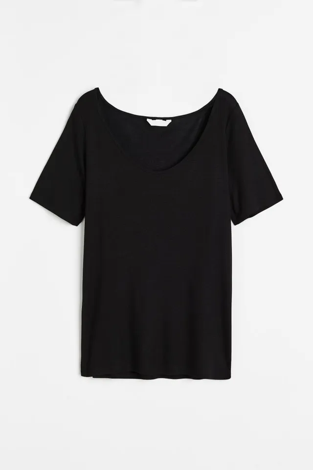 BDG Sammie V-neck Cutoff Cropped Tee in Black