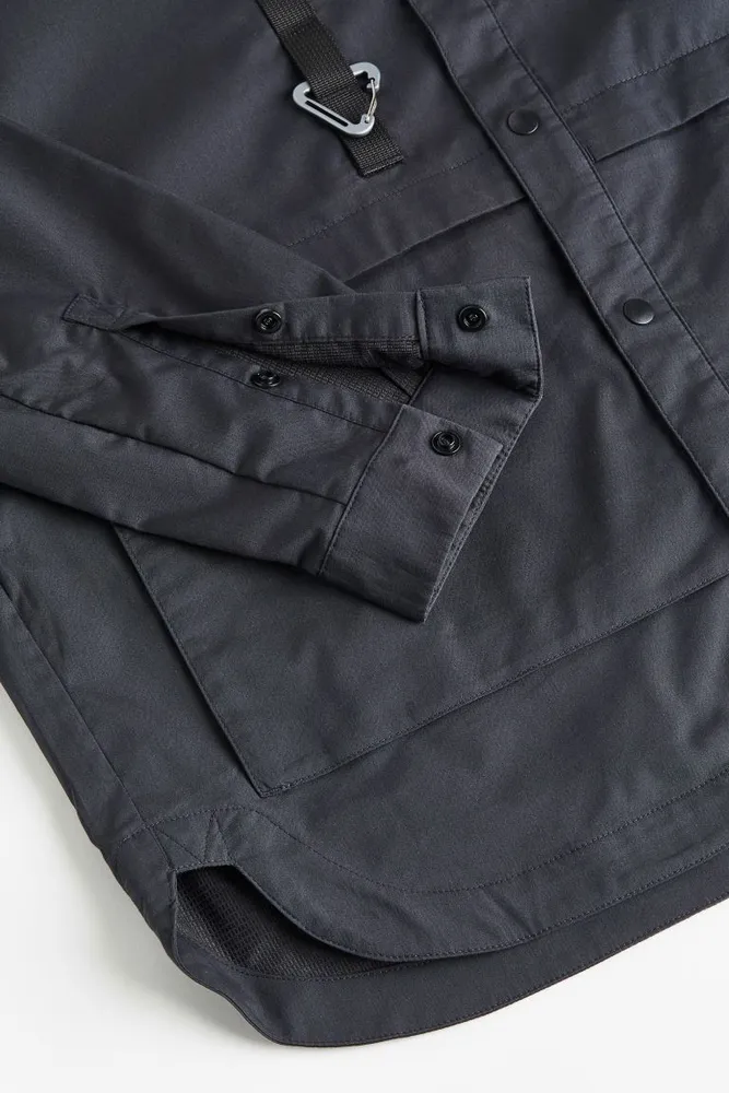 Water-repellent Shirt with Detachable Sleeves