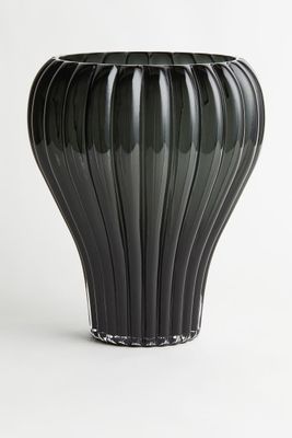 Vase rainuré en verre