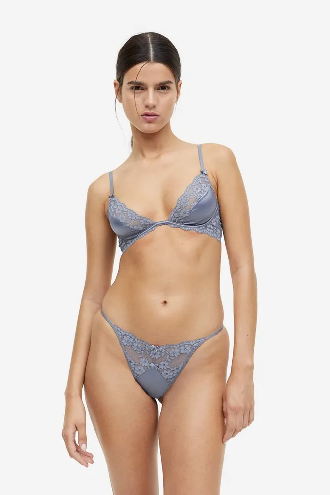 Non-padded underwired lace bra