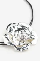 Short Necklace with Rose Decoration