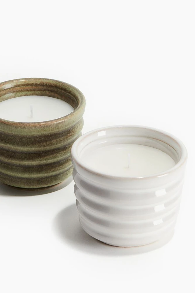 Vela aromática en recipiente de cerámica gres