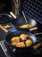 PADERNO Classic Cast Iron Wok Stir Fry Pan, PFOA-Free, Non-Stick, Black,  32cm